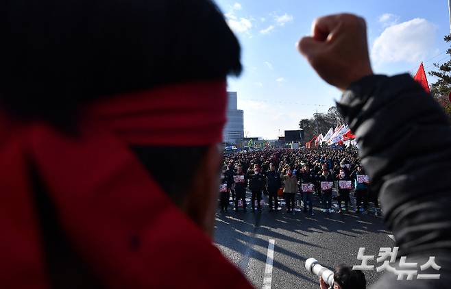 민주노총 공공운수노조 화물연대본부의 총파업이 13일째 이어지고 있는 6일 오후 경기 의왕시 의왕ICD 제2터미널 앞에서 민주노총 노조원들이 총파업·총력투쟁 결의대회를 하고 있다. 류영주 기자