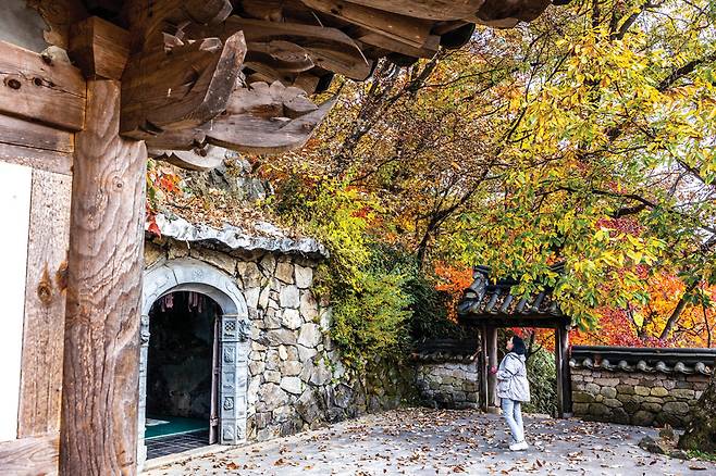 대웅전 왼쪽 오솔길을 오르면 산신각과 석굴암이 있다. 그리 넓지 않은 마당에서 내려다보는 경내 모습이 아름답다.