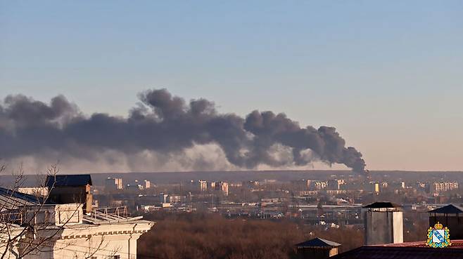 러시아 쿠르스크 공항에서 피어오르는 연기