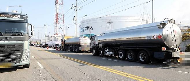 화물연대 파업 13일째인 지난 6일 석유화학업체가 밀집한 전남 여수 국가산업단지에 운행을 중단한 정유차가 세워져 있다. 여수=연합뉴스