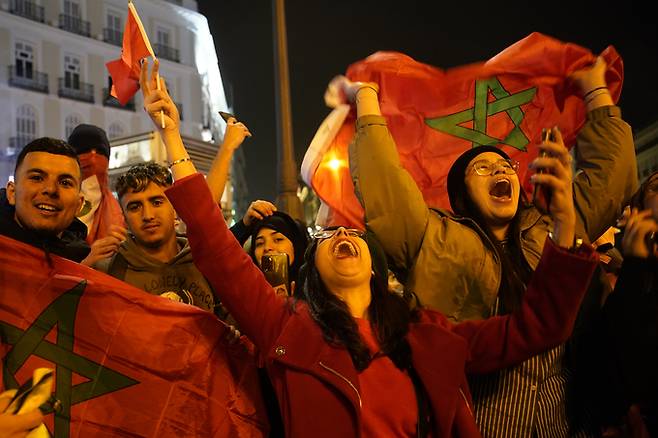 6일(현지시간) 스페인 수도 마드리드의 광장에서 모로코와 스페인의 카타르 월드컵 16강전을 지켜보던 모로코 축구팬들이 조국 국가대표팀의 승리에 환호하고 있다. 마드리드=AP뉴시스