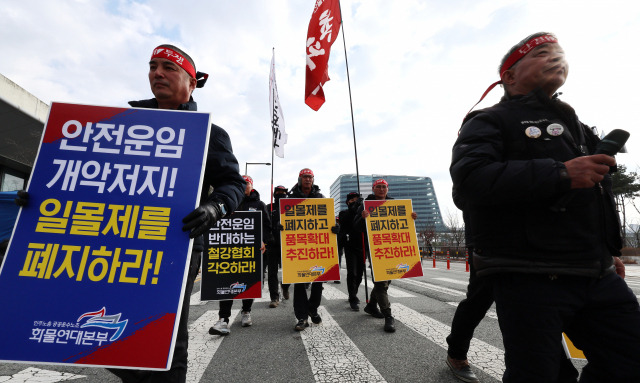 안전운임제 일몰제를 폐지 등을 요구하며 총파업 중인 민주노총 공공운수노조 화물연대본부(이하 화물연대) 관계자들이 7일 오전 세종시 정부세종청사 국토부앞에서 집회를 연 뒤 행진하고 있다. 연합뉴스