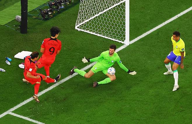 ▲ 황희찬의 슈팅을 선방하는 알리송 골키퍼. ⓒ연합뉴스/로이터