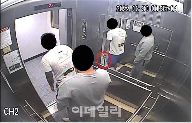 백학관파 소속 조직원들이 야구배트를 들고 상대 조직원의 집을 기습하는 장면. 군산지청 제공.