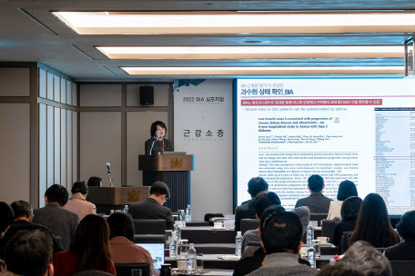 지난달 27일 서울 조선팰리스강남에서 진행된 ‘2022 BIA 심포지엄 X 근감소증’에서 이라미 인바디 대표가 생체전기임피던스법(BIA)의 의학적 효용성에 대해 설명하고 있다. (사진=인바디)