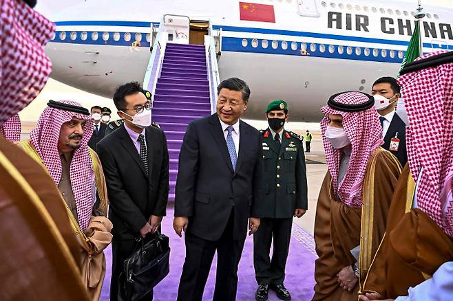 7일 사우디 리야드에 도착한 시진핑 중국 국가주석.(사진=AFP)