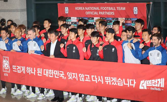 12년 만의 월드컵 16강 진출을 이룬 한국 축구대표팀이 7일 오후 인천국제공항을 통해 귀국, 기념 촬영하고 있다.(사진=연합뉴스)