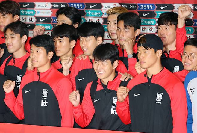 12년 만의 월드컵 16강 진출을 이룬 한국 축구대표팀이 지난 7일 오후 인천국제공항을 통해 귀국, 기념 촬영하고 있다. (사진=연합뉴스)