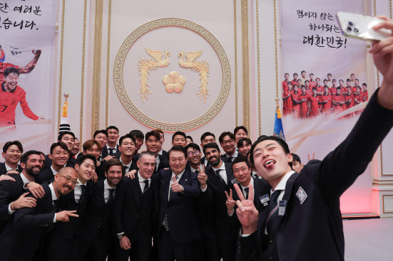 윤석열 대통령이 8일 청와대 영빈관에서 열린 축구 국가대표팀 환영 만찬을 마친 뒤 대표선수들과 함께 기념촬영을 하고 있다. (사진=연합뉴스)