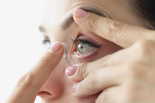 콘택트렌즈 사용은 눈꺼풀 주위 근육을 악화시킨다ㅣ출처: 게티이미지 뱅크