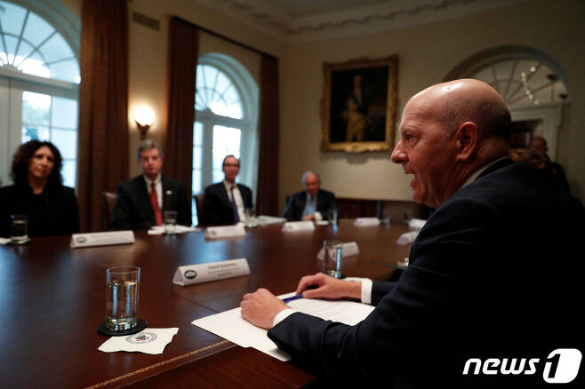 데이비드 솔로몬 골드만삭스 CEO(맨 오른쪽)가 백악관에서 열린 대통령과 최고경영자들과의 만남에서 발언하고 있다. ⓒ 로이터=뉴스1 ⓒ News1 우동명 기자