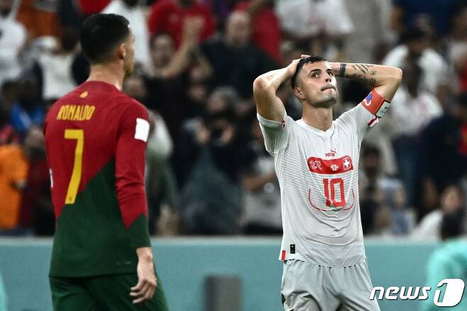스위스의 그라니트 자카(오른쪽)가 7일(한국시간) 열린 2022 카타르 월드컵 16강에서 포르투갈에 1-6으로 패한 뒤 아쉬워하고 있다. ⓒ AFP=뉴스1