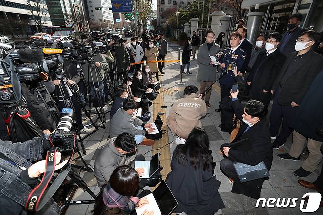 행정안전부 경찰국 신설에 반대하며 전국경찰서장(총경) 회의를 주도했던 류삼영 총경(전 울산중부경찰서장)이 8일 오후 서울 서대문구 경찰청에서 열린 징계위원회에 출석하기 앞서 입장문을 발표하고 있다.  2022.12.8/뉴스1 ⓒ News1 민경석 기자