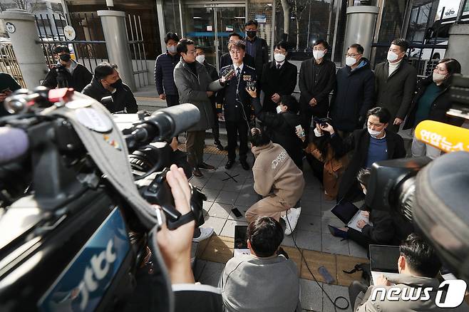 행정안전부 경찰국 신설에 반대하며 전국경찰서장(총경) 회의를 주도했던 류삼영 총경(전 울산중부경찰서장)이 8일 오후 서울 서대문구 경찰청에서 열린 징계위원회에 출석하기 앞서 입장문을 발표하고 있다. 2022.12.8/뉴스1 ⓒ News1 민경석 기자