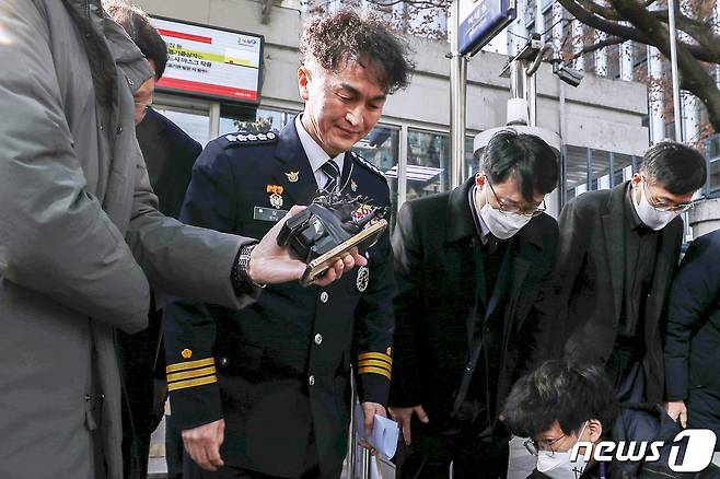 행정안전부 경찰국 신설에 반대하며 전국경찰서장(총경) 회의를 주도했던 류삼영 총경(전 울산중부경찰서장)이 8일 오후 서울 서대문구 경찰청에서 열린 징계위원회에 출석하기 앞서 이태원 참사 당시 경찰의 대응이 부족했던 점에 대해 희생자들꽈 유가족들에게 고개 숙여 사과하고 있다. 2022.12.8/뉴스1 ⓒ News1 민경석 기자