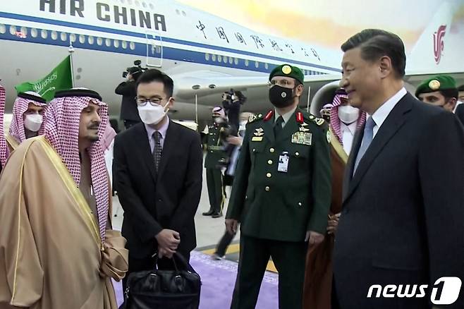 시진핑 중국 국가주석이 7일(현지시간) 사우디아라비아 리야드의 킹 칼리드 국제공항에 도착해 리야드 주지사인 파이잘 빈 반다르 알 사우드 왕자의 영접을 받고 있다. ⓒ AFP=뉴스1 ⓒ News1 우동명 기자