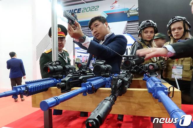 8일 베트남 하노이에서 열린 '베트남 국제 방위 엑스포 2022'에서 사람들이 전시된 무기를 살펴보고 있다. 2022.12.08/뉴스1 ⓒ 로이터=뉴스1 ⓒ News1 김민수 기자