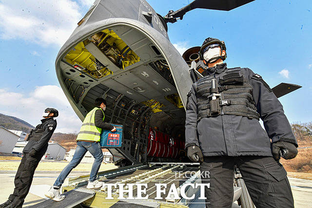 미국이 우리나라에 2조 원 규모의 대형수송헬기'치누크' 판매를 승인했다. 경기도 이천시 특수전사령부 헬기장에서 열린 ‘백신 유통 제2차 범정부 통합 모의훈련’에서 운송 관계자가 치누크헬기(CH-47D)에 백신 모형을 운반하고 있다. /사진공동취재단