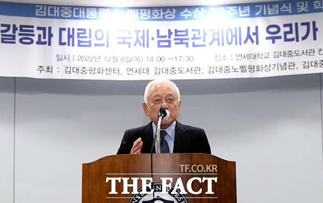 김한길 국민통합위원장이 8일 오후 서울 마포구 연세대학교 김대중도서관에서 열린 '김대중 대통령 노벨평화상 수상 22주년 기념식 및 학술회의'에서 축사를 하고 있다. /이선화 기자