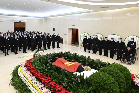 시진핑 주석 등 중국 지도부가 장쩌민 전 주석의 시신을 향해 조의를 표하고 있습니다. AP 연합뉴스