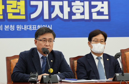 김성환 더불어민주당 정책위의장이 8일 국회에서 열린 예산안 관련 기자회견에서 정부·여당와의 예산안 협상과 관련한 민주당의 입장을 밝히고 있다. 연합뉴스.