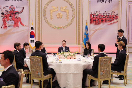 손흥민 선수가 8일 청와대 영빈관에서 열린 축구 국가대표팀 환영 만찬에서 답사를 하고 있다.  연합뉴스