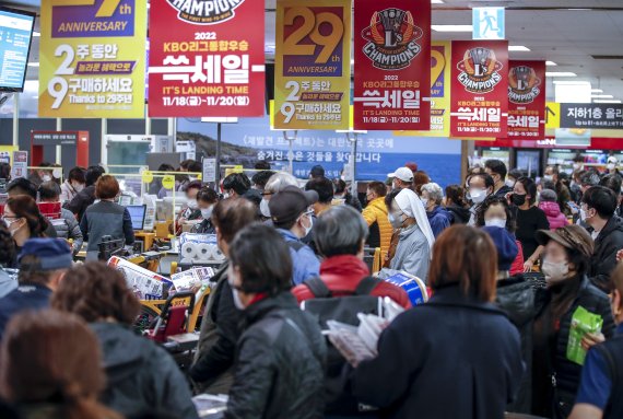 신세계그룹이 야구단 SSG랜더스의 한국시리즈 우승을 기념해 지난 11월 18일~20일 대규모 할인 행사 '쓱세일'을 진행했다. 서울 용산구 이마트 용산점이 시민들로 붐비고 있다. 뉴시스