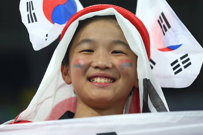 한국의 축구팬이 지난 5일 카타르 도하의 974 스타디움에서 열린 2022 카타르월드컵 한국과 브라질 경기를 보고 있다. 도하/UPI 연합뉴스