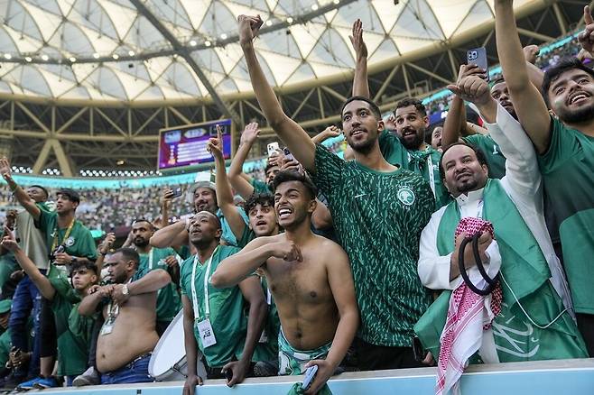 아르헨티나전 승리에 기뻐하는 사우디 아라비아 팬들. 루사일/AP 연합뉴스