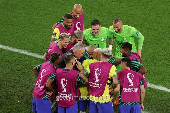 히샤를리송의 세 번째 득점 후 세레머니에 동참한 치치 브라질 감독.(사진=게티이미지)