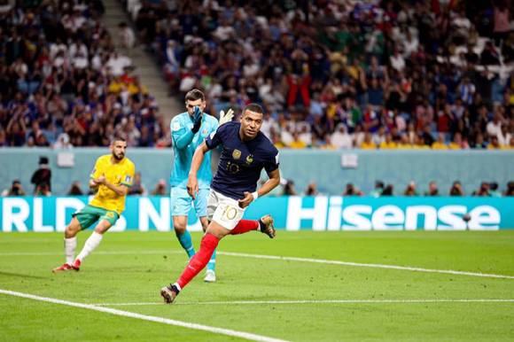 월드컵 경기장 전광판에 올라온 하이센스 로고 [사진=차이나데일리]