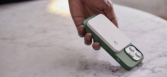 매그모는 맥세이프로 아이폰 후면에 부착하는 형태의 통화 녹음기다. 출처=뮨