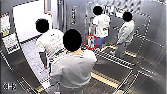 지난 8월 30일 백학관파 소속 조직원들이 야구 방망이를 들고 그랜드파 조직원 집 기습하는 장면. 사진 전주지검 군산지청