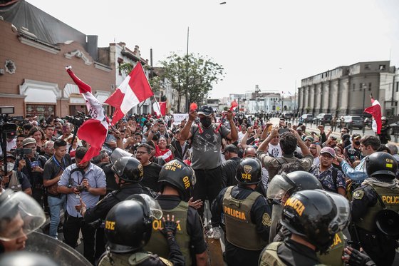 카스티요 전 페루 대통령에 반대하는 시위대가 7일 그의 퇴진에 환호하고 있다. EPA=연합뉴스