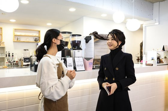 윤석열 대통령 부인 김건희 여사가 8일 부산 금정구 부산대역 인근 ‘몽실커피’를 방문해 자립준비청년들과 대화를 나누고 있다. 몽실커피는 같은 보육원에서 청소년기를 보낸 청년들이 지난 10월 1일 개업한 사회적기업 형태의 카페다. 사진 대통령실