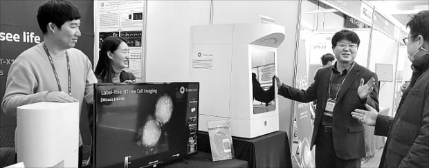 7일 부산 벡스코에서 열린 ‘제1회 국제 연구산업 컨벤션 2022’에서 토모큐브 관계자가 세포 CT 장비를 설명하고 있다.  /이해성 기자