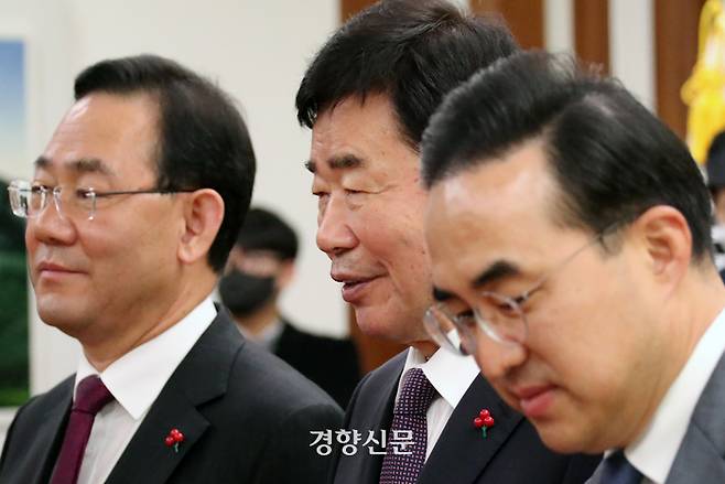 김진표 국회의장(가운데)과 주호영 국민의힘 원내대표(왼쪽), 박홍근 더불어민주당 원내대표가 8일 국회의장실에서 만나 인사를 나눈 후 자리에 앉고 있다. 박민규 선임기자