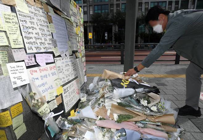 [서울=뉴시스] 김금보 기자 = 20일 오전 서울 중구 신당역 10번 출구에 마련된 '신당역 스토킹 살해 사건' 희생자 추모 공간에 시민들의 발걸음이 이어지고 있다. 2022.09.20.