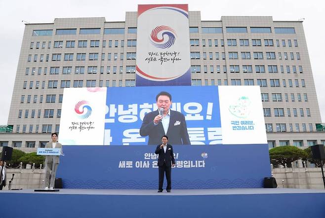 [서울=뉴시스] 전신 기자 = 윤석열 대통령이 19일 서울 용산 대통령실 청사 앞 잔디마당에서 열린 대통령실 이전 기념 어린이·주민 초대 행사에서 인사말을 하고 있다. 2022.06.19.