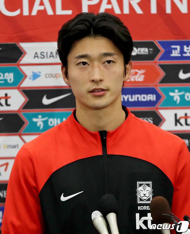 2022 카타르 월드컵 16강 진출에 성공한 대한민국 축구 국가대표팀 조규성이 7일 오후 인천국제공항 제1터미널을 통해 귀국한 뒤 취재진과 인터뷰를 하고 있다. /사진=뉴스1