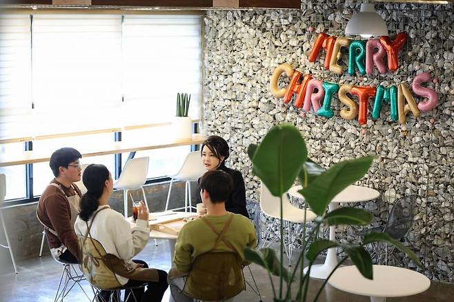 [서울=뉴시스] 윤석열 대통령 부인 김건희 여사가 8일 부산 금정구 사회적 기업 형태 카페인 몽실커피를 방문해 카페 운영 청년들과 대화하고 있다. (사진=대통령실 제공) 2022.12.08. *재판매 및 DB 금지
