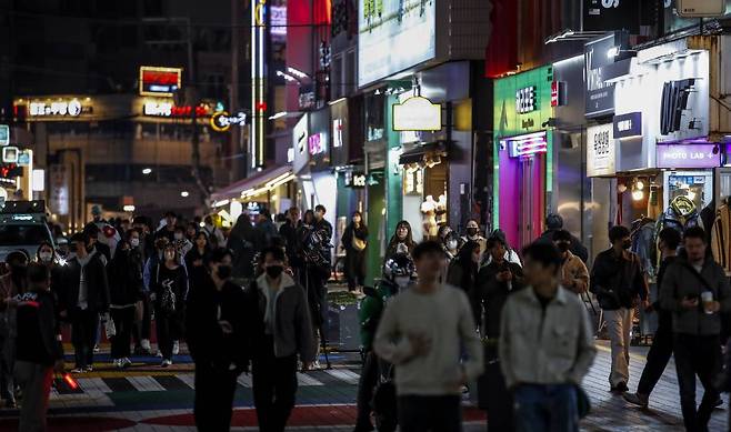 [서울=뉴시스] 정병혁 기자 = 2023학년도 대학수학능력시험이 끝난 17일 오후 서울 마포구 홍대거리가 북적이고 있다. 2022.11.17.
