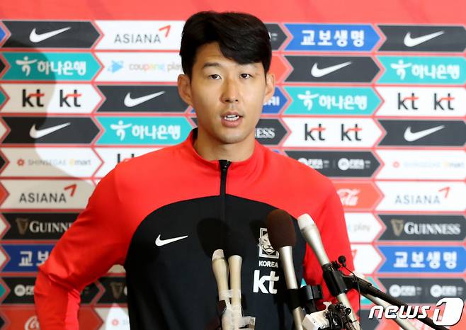 (인천공항=뉴스1) 장수영 기자 = 2022 카타르월드컵 16강을 달성한 대한민국 축구 국가대표팀 주장 손흥민이 7일 오후 인천국제공항 제1터미널을 통해 귀국한 뒤 취재진과 인터뷰를 하고 있다.   파울루 벤투 감독이 이끈 대표팀은 월드컵 조별리그에서 1승 1무 1패의 성적으로 12년만에 16강에 진출한 뒤 브라질에게 아쉬운 패배를 기록하며 대회를 마쳤다. 2022.12.7/뉴스1  Copyright (C) 뉴스1. All rights reserved. 무단 전재 및 재배포 금지.