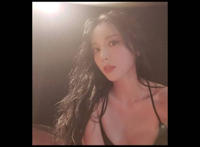 가수 홍진영이 아슬아슬한 자태를 공개했다. /사진=홍진영 인스타그램