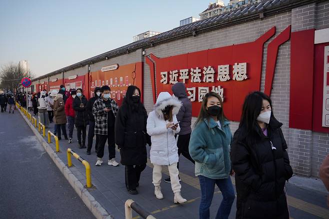 지난 6일 베이징 시민들이 PCR 검사를 받기 위해 길게 줄을 선 모습. [EPA]