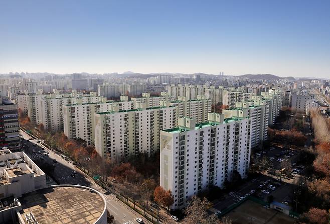 정부가 재건축사업 첫 단추인 안전진단 절차 완화대책을 내놓으면서 재건축 초기 단계 아파트단지들의 사업속도에도 탄력이 붙을 전망이다. 사진은 서울 양천구 목동신시가지아파트 7단지. [헤럴드경제DB]