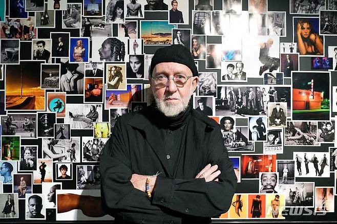 [서울=뉴시스]알버트 왓슨이 예술의전당에서 개막한 사진전에 내한 기념 사진을 찍고 있다.