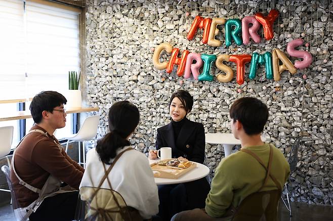 [서울=뉴시스] 윤석열 대통령 부인 김건희 여사가 8일 부산 금정구 사회적 기업 형태 카페인 몽실커피를 방문해 카페 운영 청년들과 대화하고 있다. (사진=대통령실 제공) 2022.12.08. photo@newsis.com *재판매 및 DB 금지