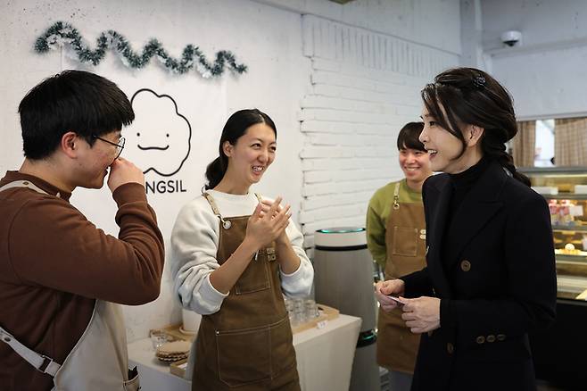 [서울=뉴시스] 윤석열 대통령 부인 김건희 여사가 8일 부산 금정구 사회적 기업 형태 카페인 몽실커피를 방문해 카페 운영 청년들과 대화하고 있다. (사진=대통령실 제공) 2022.12.08. photo@newsis.com *재판매 및 DB 금지