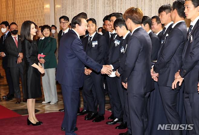 [서울=뉴시스] 홍효식 기자 = 윤석열 대통령과 부인 김건희 여사가 8일 청와대 영빈관에서 열린 카타르 월드컵 축구 국가대표팀 환영 만찬에 앞서 김문환 선수 등 선수단과 인사하고 있다. (대통령실통신사진기자단) 2022.12.08. yesphoto@newsis.com